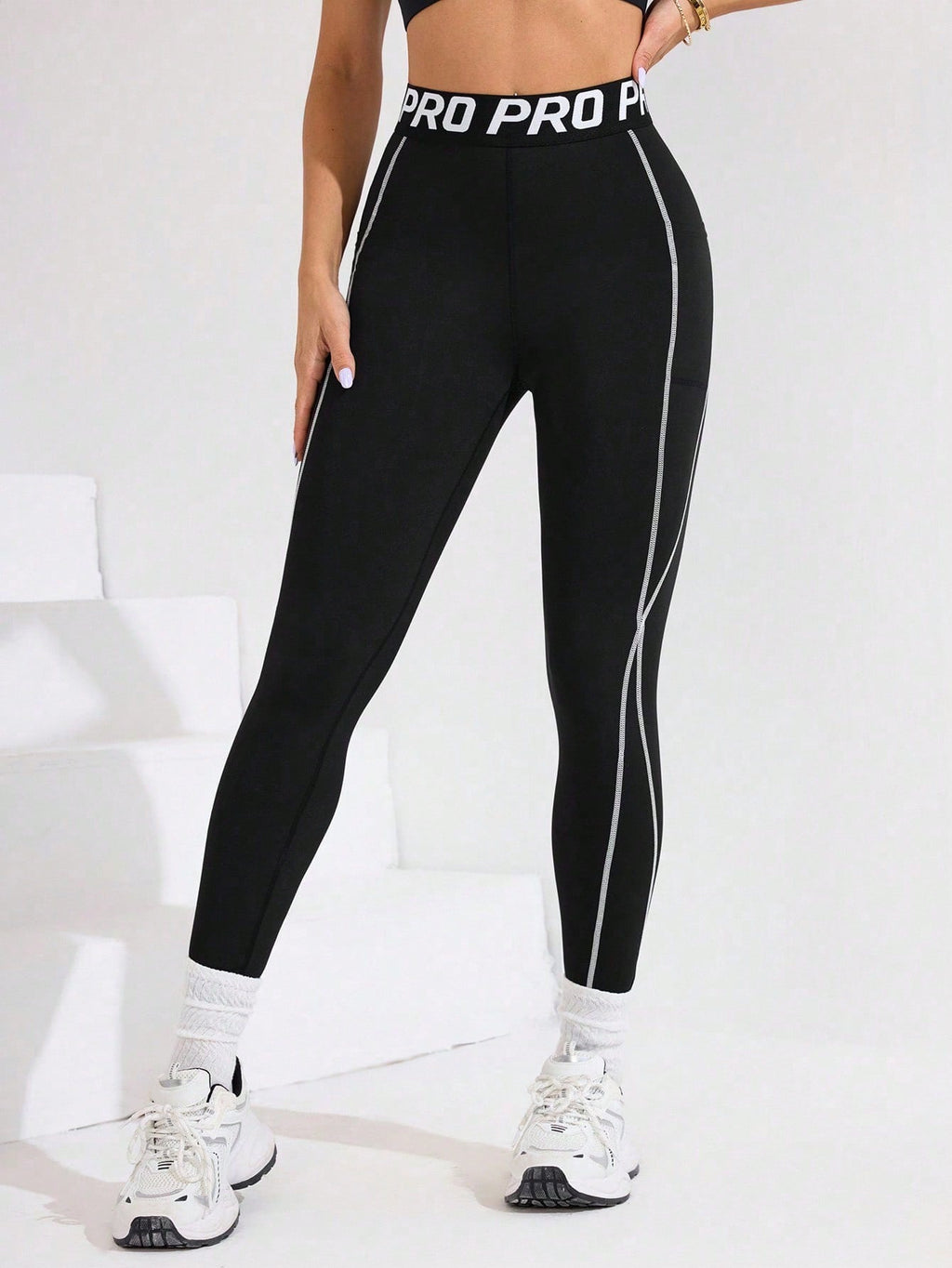 Legging Fitness Cintura Alta Bolso Lateral Recortes Lineares