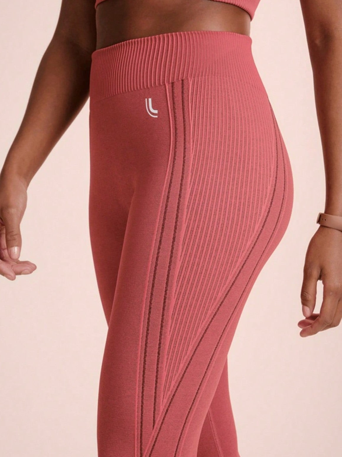 Legging Fitness Canelada Com Recortes Curvos Laterais