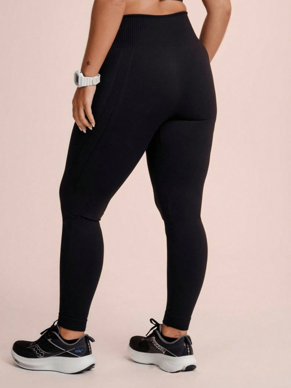 Legging Fitness Canelada Com Recortes Curvos Laterais