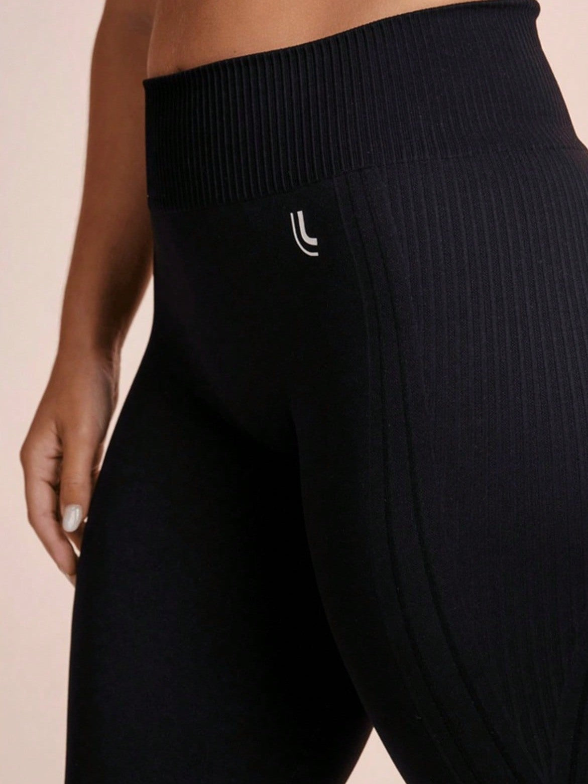 Legging Fitness Canelada Com Recortes Curvos Laterais